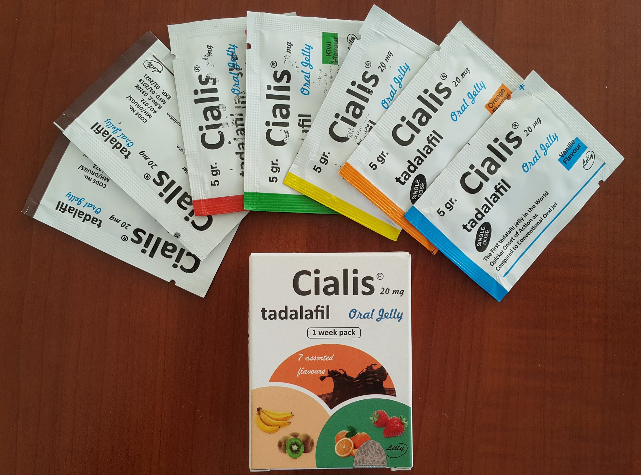 Cialis 20 mg oral jel ürün kutusu ve tek kullanımlık jel saşeleri