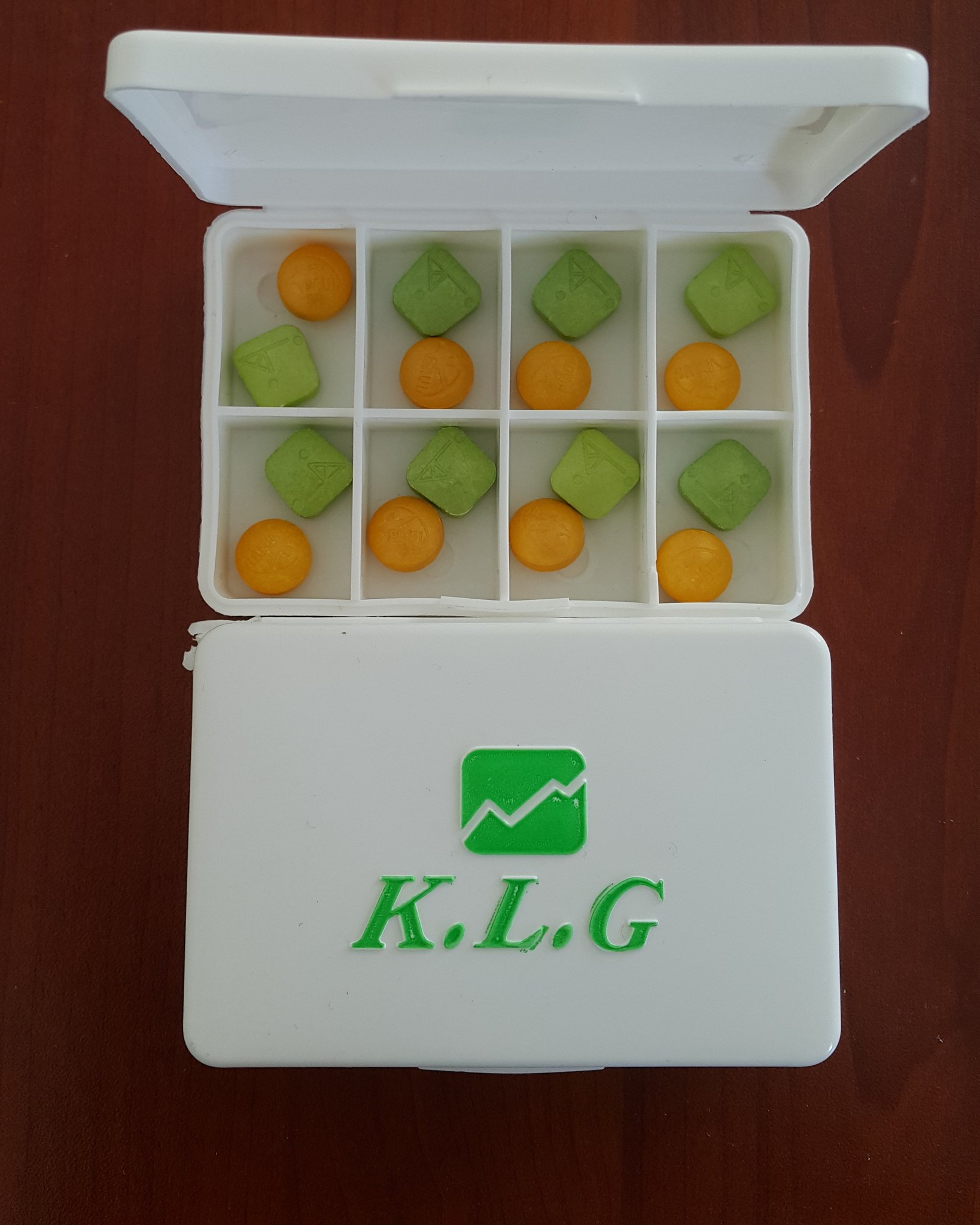 KLG geciktirici ve sertleştirici hap kutusu ile sarı ve yeşil renkli iki hap görseli