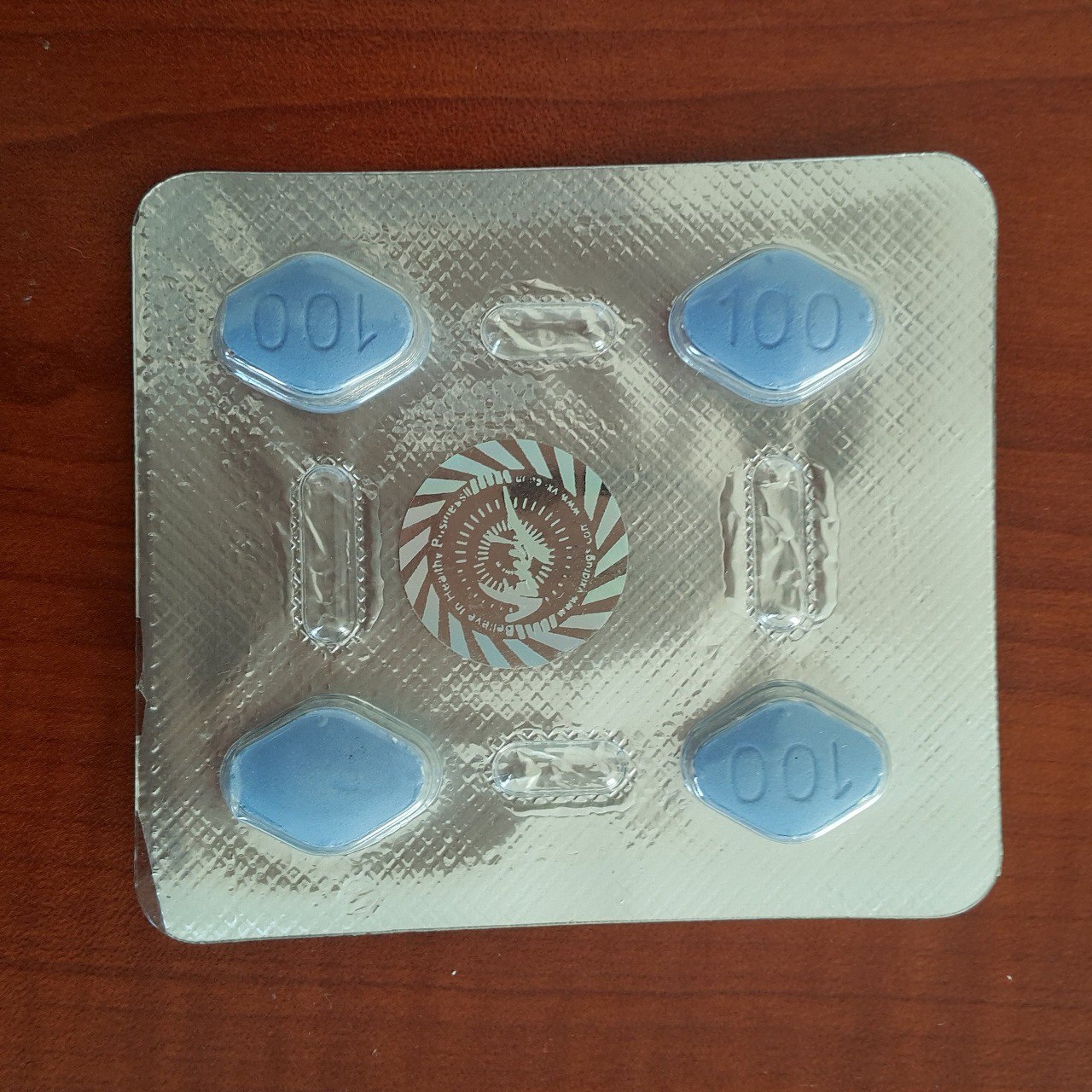 Vega 100 mg 4 tablet içeren ilaç kutusunun ön yüzünün görseli